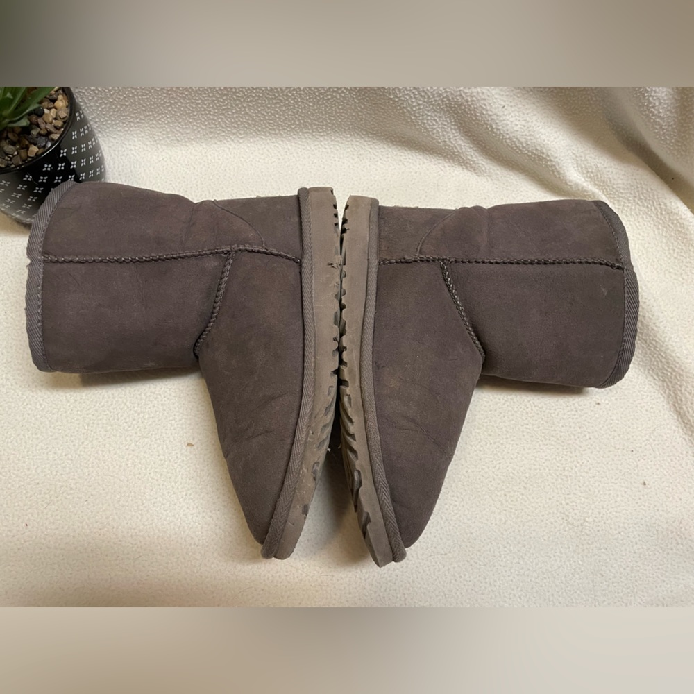 Women's UGGs - Picture 4 of 10
